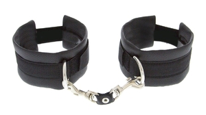 Чёрные полиуретановые наручники Luxurious Handcuffs